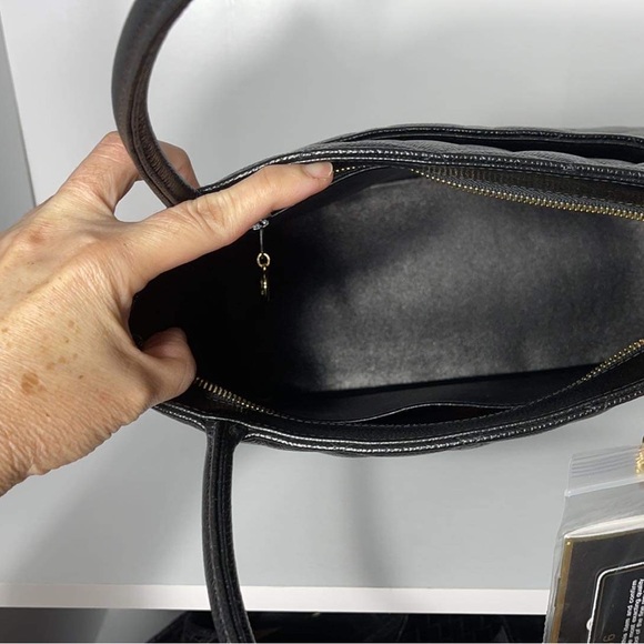 Chanel Medallion in Caviar Leather - Picture 4 of 5